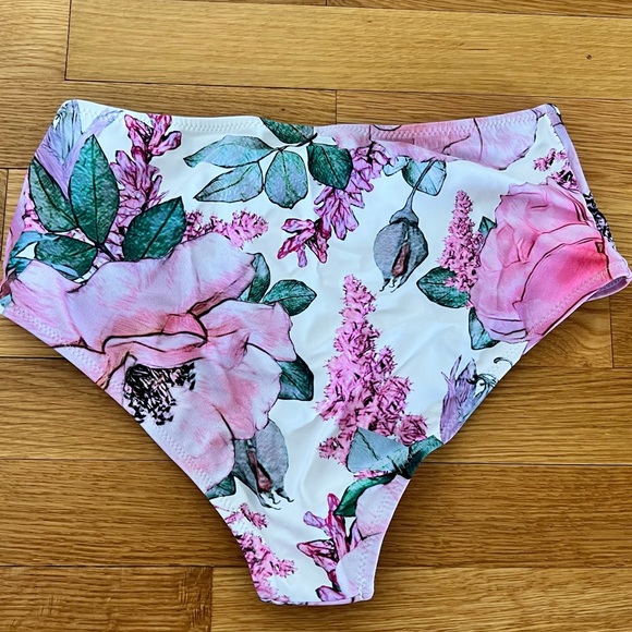 NWT Flower Print Ruffle Hem Tummy Control Tankini Set | beachsissi - Picture 7 of 9